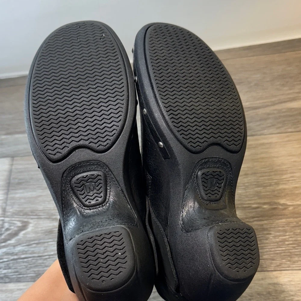 Merrell Black Leather shoes with Studded Detail woman’s 9.5 (s202)